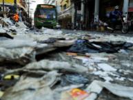 A prefeitura alega que o fechamento do aterro sanitário de Gramacho, ali mesmo em Caxias, prejudicou o escoamento do material descartado pela população