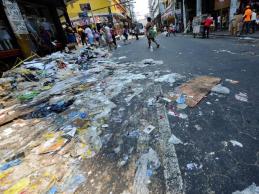 A ausência na coleta de lixo em Duque de Caxias, na Baixada Fluminense, deixou um cenário quase apocalíptico na cidade