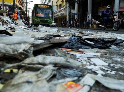 A prefeitura alega que o fechamento do aterro sanitário de Gramacho, ali mesmo em Caxias, prejudicou o escoamento do material descartado pela população
